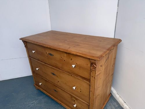 A BEAUTIFUL VICTORIAN ANTIQUE PINE HUNGARIAN WAXED 3 DRAWER CHEST OF DRAWERS - ADDITIONAL PHOTO 3