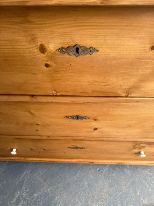 A BEAUTIFUL VICTORIAN ANTIQUE PINE HUNGARIAN WAXED 3 DRAWER CHEST OF DRAWERS - ADDITIONAL PHOTO 2