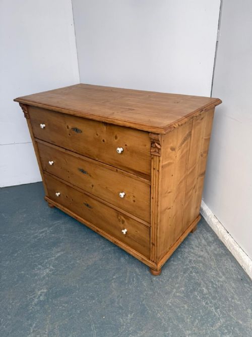 A BEAUTIFUL VICTORIAN ANTIQUE PINE HUNGARIAN WAXED 3 DRAWER CHEST OF DRAWERS