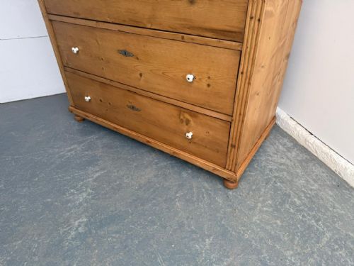 A BEAUTIFUL VICTORIAN ANTIQUE PINE HUNGARIAN WAXED 3 DRAWER CHEST OF DRAWERS - ADDITIONAL PHOTO 4