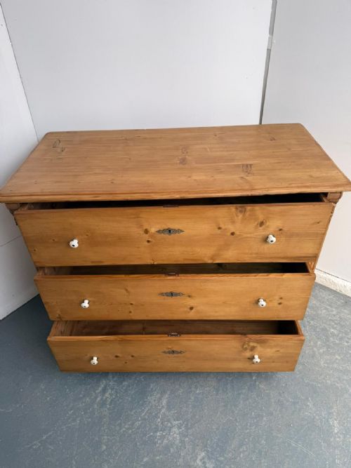 A BEAUTIFUL VICTORIAN ANTIQUE PINE HUNGARIAN WAXED 3 DRAWER CHEST OF DRAWERS - ADDITIONAL PHOTO 6