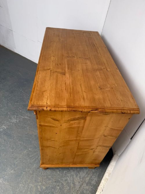 A BEAUTIFUL VICTORIAN ANTIQUE PINE HUNGARIAN WAXED 3 DRAWER CHEST OF DRAWERS - ADDITIONAL PHOTO 8