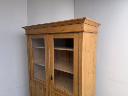 A VICTORIAN ANTIQUEOLD PINE 2 DOOR WAXED GLAZED DISPLAY CABINET - ADDITIONAL PHOTO 1