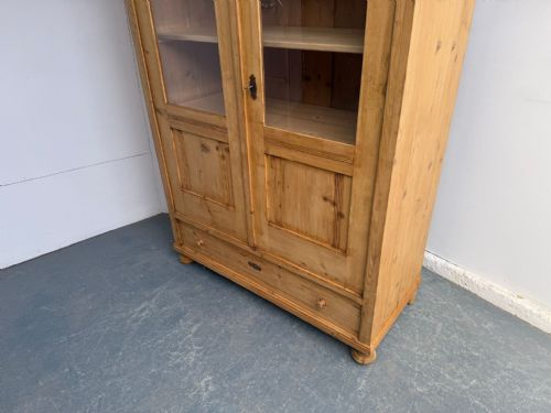 A VICTORIAN ANTIQUEOLD PINE 2 DOOR WAXED GLAZED DISPLAY CABINET - ADDITIONAL PHOTO 2
