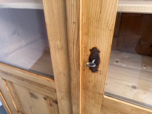 A VICTORIAN ANTIQUEOLD PINE 2 DOOR WAXED GLAZED DISPLAY CABINET - ADDITIONAL PHOTO 3
