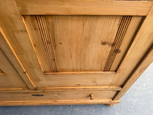 A VICTORIAN ANTIQUEOLD PINE 2 DOOR WAXED GLAZED DISPLAY CABINET - ADDITIONAL PHOTO 5