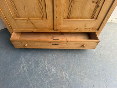 A VICTORIAN ANTIQUEOLD PINE 2 DOOR WAXED GLAZED DISPLAY CABINET - ADDITIONAL PHOTO 7