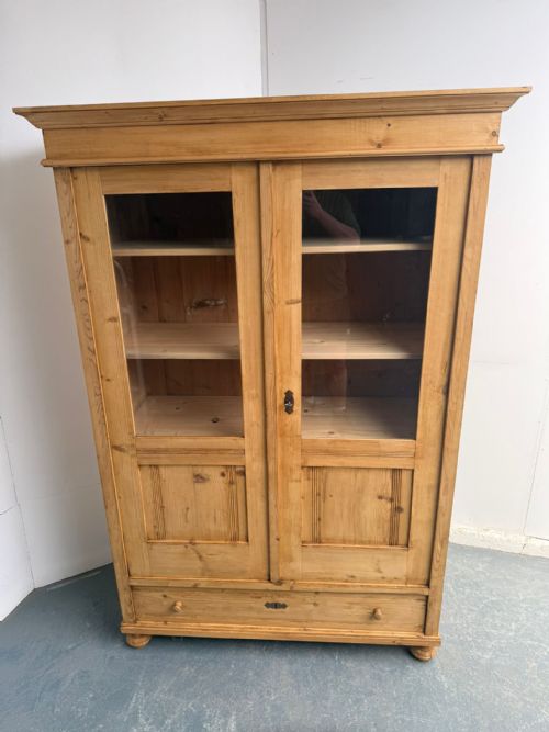 A VICTORIAN ANTIQUEOLD PINE 2 DOOR WAXED GLAZED DISPLAY CABINET - ADDITIONAL PHOTO 9