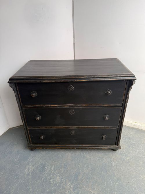 A RARE ORIGINAL HUNGARIAN GEORGIAN PINE BLACK 3 DRAWER CHEST OF DRAWERS - ADDITIONAL PHOTO 1