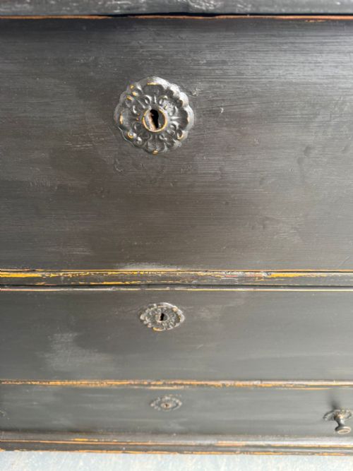 A RARE ORIGINAL HUNGARIAN GEORGIAN PINE BLACK 3 DRAWER CHEST OF DRAWERS - ADDITIONAL PHOTO 5