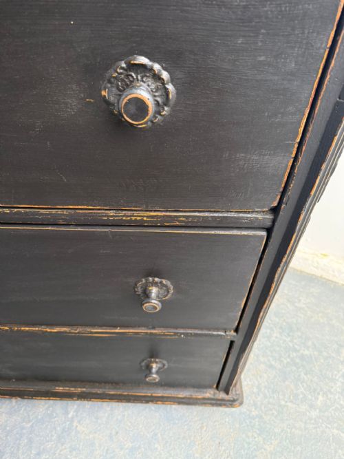 A RARE ORIGINAL HUNGARIAN GEORGIAN PINE BLACK 3 DRAWER CHEST OF DRAWERS - ADDITIONAL PHOTO 7