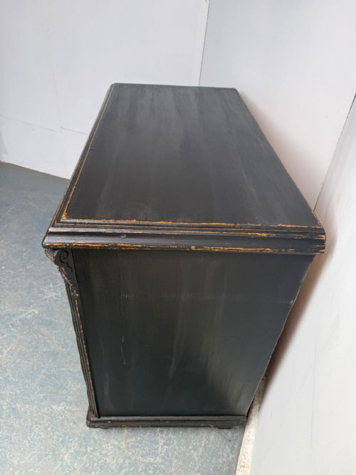 A RARE ORIGINAL HUNGARIAN GEORGIAN PINE BLACK 3 DRAWER CHEST OF DRAWERS - ADDITIONAL PHOTO 9