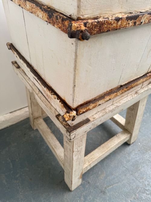 A FANTASTIC ORIGINAL HUNGARIAN LARGE PAINTED WHITE VICTORIAN BUTCHERS BLOCK - ADDITIONAL PHOTO 2