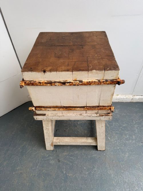 A FANTASTIC ORIGINAL HUNGARIAN LARGE PAINTED WHITE VICTORIAN BUTCHERS BLOCK - ADDITIONAL PHOTO 3