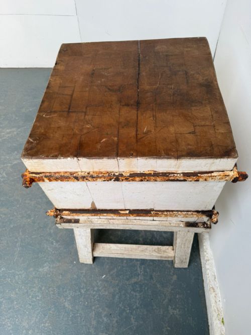 A FANTASTIC ORIGINAL HUNGARIAN LARGE PAINTED WHITE VICTORIAN BUTCHERS BLOCK - ADDITIONAL PHOTO 4