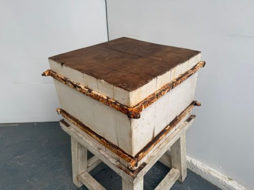 A FANTASTIC ORIGINAL HUNGARIAN LARGE PAINTED WHITE VICTORIAN BUTCHERS BLOCK - ADDITIONAL PHOTO 5