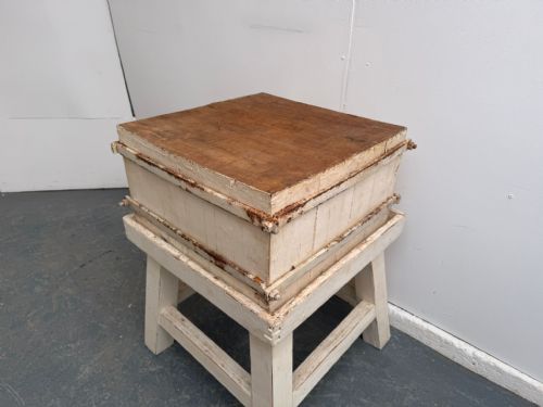 A SUPERB ORIGINAL HUNGARIAN LARGE PAINTED WHITE VICTORIAN BUTCHERS BLOCK - ADDITIONAL PHOTO 2
