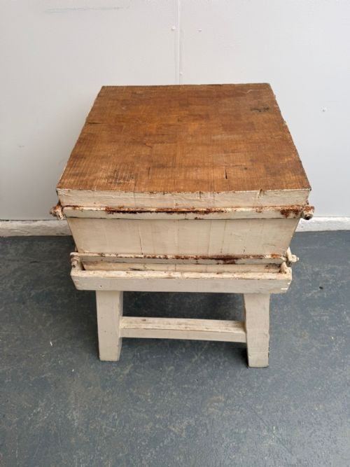 A SUPERB ORIGINAL HUNGARIAN LARGE PAINTED WHITE VICTORIAN BUTCHERS BLOCK - ADDITIONAL PHOTO 4