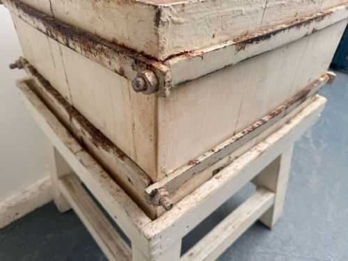 A SUPERB ORIGINAL HUNGARIAN LARGE PAINTED WHITE VICTORIAN BUTCHERS BLOCK - ADDITIONAL PHOTO 5
