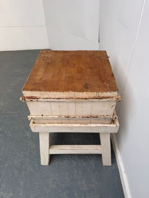 A SUPERB ORIGINAL HUNGARIAN LARGE PAINTED WHITE VICTORIAN BUTCHERS BLOCK - ADDITIONAL PHOTO 6