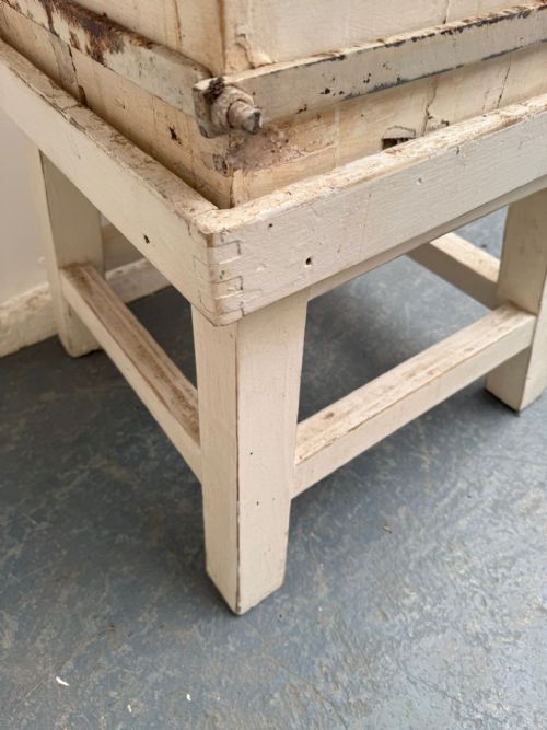 A SUPERB ORIGINAL HUNGARIAN LARGE PAINTED WHITE VICTORIAN BUTCHERS BLOCK - ADDITIONAL PHOTO 7