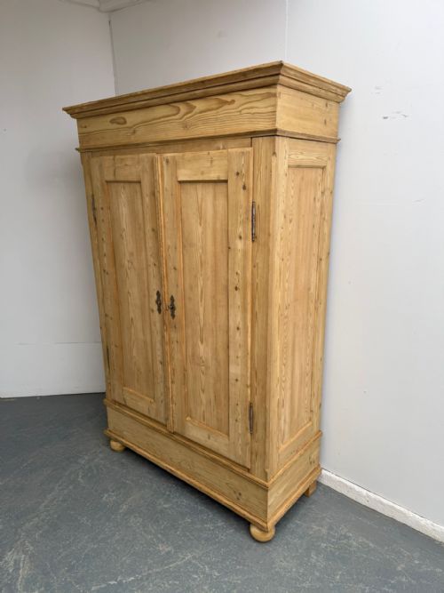 AN ORIGINAL GEORGIAN ANTIQUE PINE SHELVED 2 DOOR KNOCKDOWN WARDROBE TO PAINTWAX