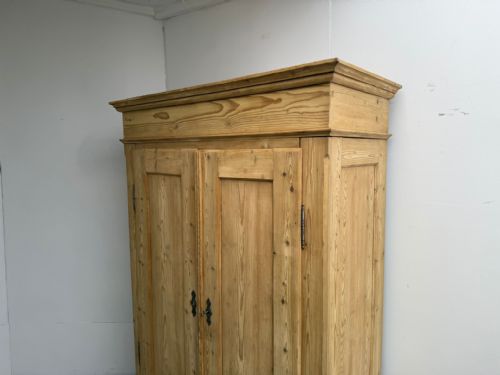 AN ORIGINAL GEORGIAN ANTIQUE PINE SHELVED 2 DOOR KNOCKDOWN WARDROBE TO PAINTWAX - ADDITIONAL PHOTO 2