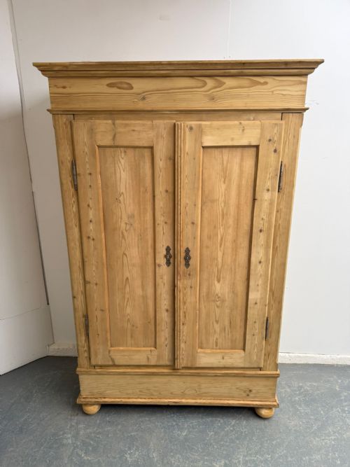 AN ORIGINAL GEORGIAN ANTIQUE PINE SHELVED 2 DOOR KNOCKDOWN WARDROBE TO PAINTWAX - ADDITIONAL PHOTO 3