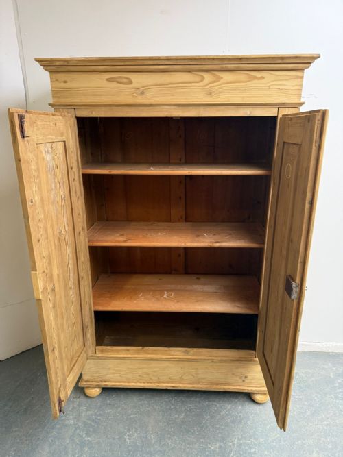 AN ORIGINAL GEORGIAN ANTIQUE PINE SHELVED 2 DOOR KNOCKDOWN WARDROBE TO PAINTWAX - ADDITIONAL PHOTO 4