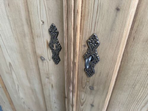 AN ORIGINAL GEORGIAN ANTIQUE PINE SHELVED 2 DOOR KNOCKDOWN WARDROBE TO PAINTWAX - ADDITIONAL PHOTO 5