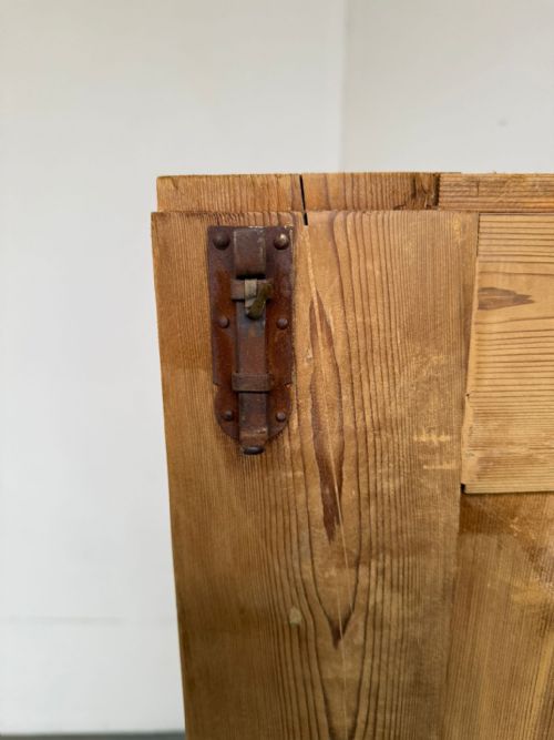 AN ORIGINAL GEORGIAN ANTIQUE PINE SHELVED 2 DOOR KNOCKDOWN WARDROBE TO PAINTWAX - ADDITIONAL PHOTO 6
