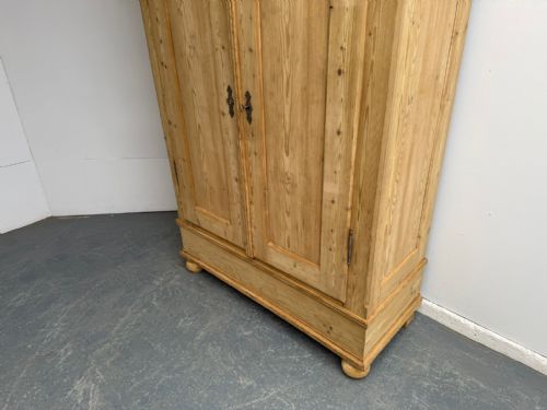 AN ORIGINAL GEORGIAN ANTIQUE PINE SHELVED 2 DOOR KNOCKDOWN WARDROBE TO PAINTWAX - ADDITIONAL PHOTO 7