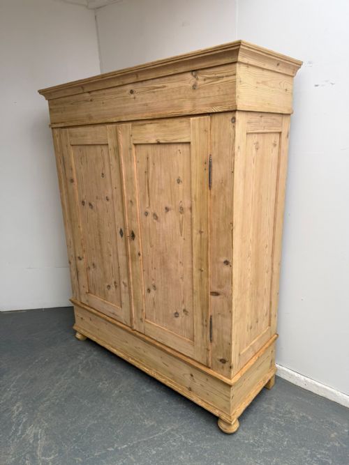 AN AMAZING GEORGIAN LARGE ANTIQUE OLD PINE 2 DOOR KNOCKDOWN WARDROBE WAXPAINT