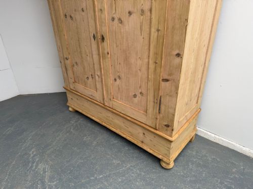 AN AMAZING GEORGIAN LARGE ANTIQUE OLD PINE 2 DOOR KNOCKDOWN WARDROBE WAXPAINT - ADDITIONAL PHOTO 2