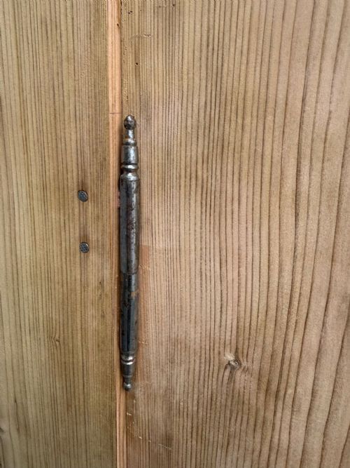 AN AMAZING GEORGIAN LARGE ANTIQUE OLD PINE 2 DOOR KNOCKDOWN WARDROBE WAXPAINT - ADDITIONAL PHOTO 4