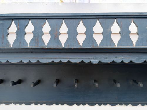 A BEAUTIFULLY PAINTED HUNGARIAN ORIGINAL PAINTED BLUE ANTIQUE PINE COAT RACK - ADDITIONAL PHOTO 5