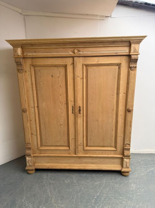 A MASSIVE WIDE VICTORIAN ANTIQUE OLD PINE 2 DOOR KNOCKDOWN WARDROBE WAXPAINT - ADDITIONAL PHOTO 3