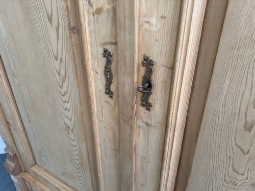 A MASSIVE WIDE VICTORIAN ANTIQUE OLD PINE 2 DOOR KNOCKDOWN WARDROBE WAXPAINT - ADDITIONAL PHOTO 7