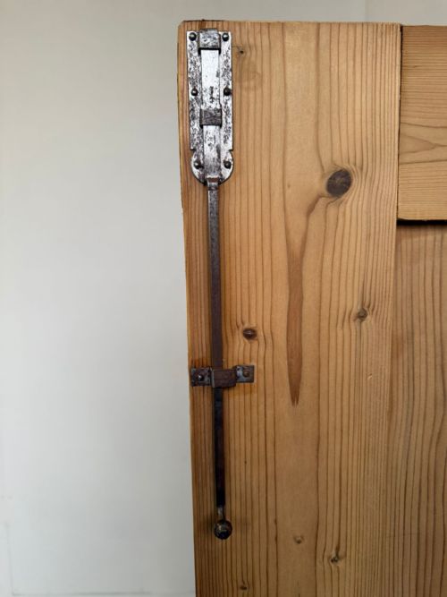A MASSIVE WIDE VICTORIAN ANTIQUE OLD PINE 2 DOOR KNOCKDOWN WARDROBE WAXPAINT - ADDITIONAL PHOTO 9