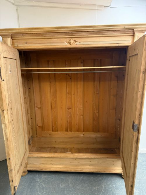 A MASSIVE WIDE VICTORIAN ANTIQUE OLD PINE 2 DOOR KNOCKDOWN WARDROBE WAXPAINT - ADDITIONAL PHOTO 10