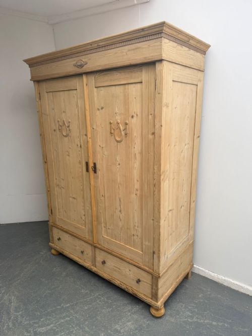 AN AMAZING ARTS CRAFTS ANTIQUE OLD PINE 2 DOOR KNOCKDOWN WARDROBE WAXPAINT