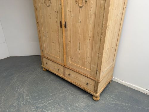 AN AMAZING ARTS CRAFTS ANTIQUE OLD PINE 2 DOOR KNOCKDOWN WARDROBE WAXPAINT - ADDITIONAL PHOTO 1