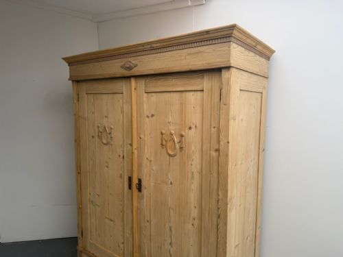 AN AMAZING ARTS CRAFTS ANTIQUE OLD PINE 2 DOOR KNOCKDOWN WARDROBE WAXPAINT - ADDITIONAL PHOTO 2