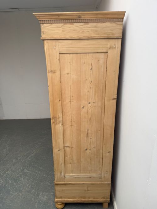 AN AMAZING ARTS CRAFTS ANTIQUE OLD PINE 2 DOOR KNOCKDOWN WARDROBE WAXPAINT - ADDITIONAL PHOTO 3
