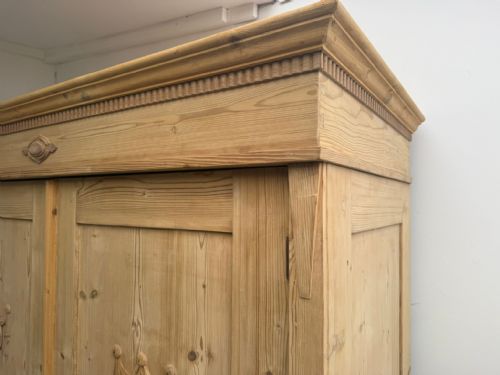 AN AMAZING ARTS CRAFTS ANTIQUE OLD PINE 2 DOOR KNOCKDOWN WARDROBE WAXPAINT - ADDITIONAL PHOTO 5
