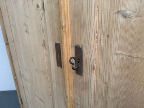 AN AMAZING ARTS CRAFTS ANTIQUE OLD PINE 2 DOOR KNOCKDOWN WARDROBE WAXPAINT - ADDITIONAL PHOTO 7