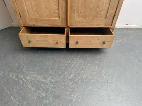 AN AMAZING ARTS CRAFTS ANTIQUE OLD PINE 2 DOOR KNOCKDOWN WARDROBE WAXPAINT - ADDITIONAL PHOTO 9