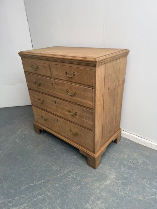 An Early Georgian Solid Oak 5 Drawer Chest of Drawers to Wax / Paint