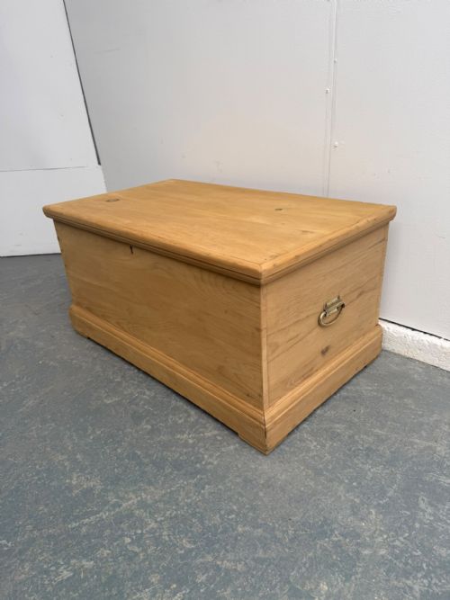 A CUTE LOVELY WAXED ANTIQUE OLD PINE VICTORIAN BOX
