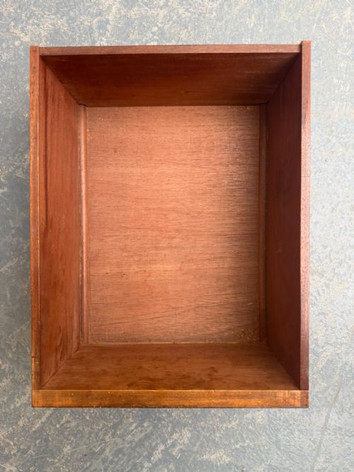 A CRACKING PAIR OF BURR WALNUT 4 DRAWER VICTORIAN BEDSIDE CABINETS - ADDITIONAL PHOTO 9